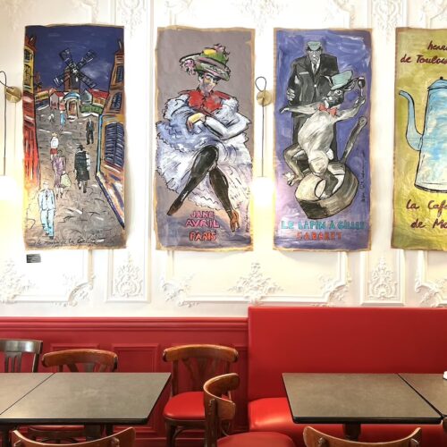 Des peintures de l'artiste jacques Métaireau au mur représentant Jeanne Avril et le cabaret du Lapin Agile