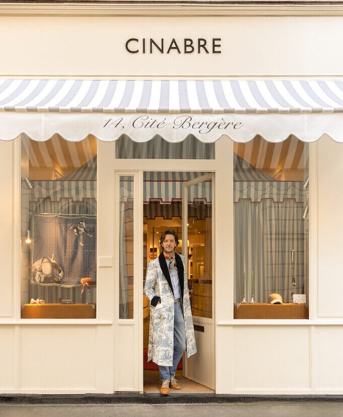 Alexandre Chapellier devant sa boutique Cinabre