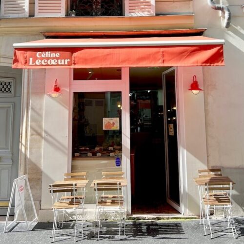 Vitrine extérieure de la boutique Céline Lecoeur avec quelques tables sur rue