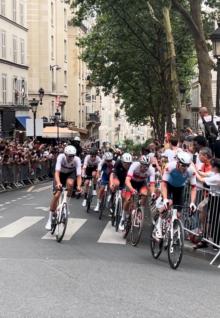 Le peloton des cyclistes en haut de la rue des Martyrs