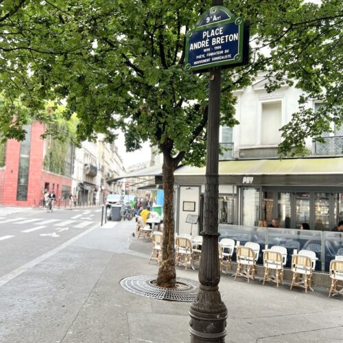 Place André Breton, au croisement de la rue de Douai et rue Fontaine