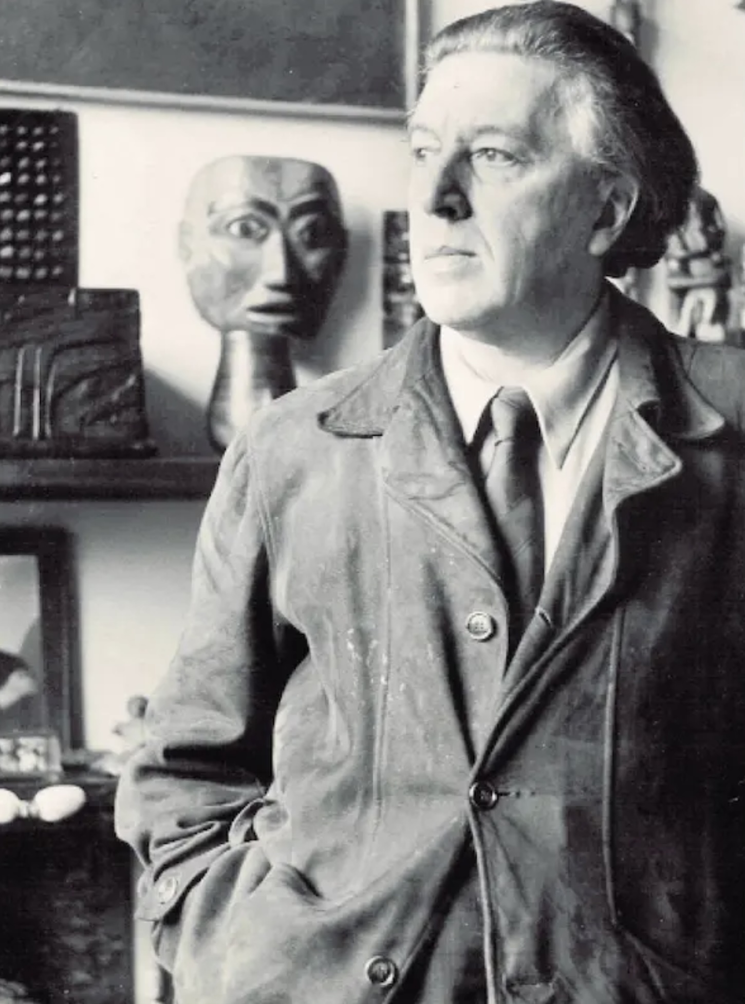 André Breton dans son atelier.