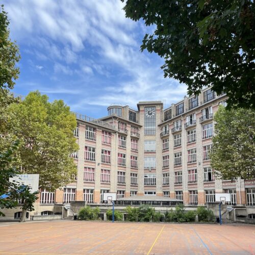 Cour du Lycée Jules Ferry entourée de bâtiments Art nouveau