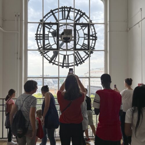 L'horloge du beffroi est l'oeuvre du ferronnier d’art hongrois Aldabert Szabo.