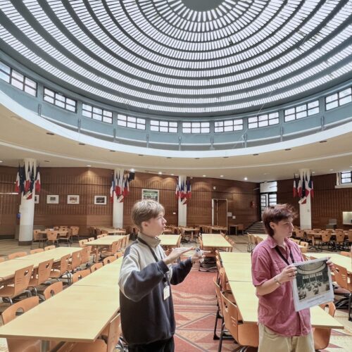 Salle du réfectoire agrémentée d'un dôme de briques de verre est présentée par 2 élèves