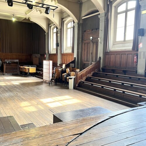 Le théâtre du lycée Jacques-Decour avec une scène tournante.