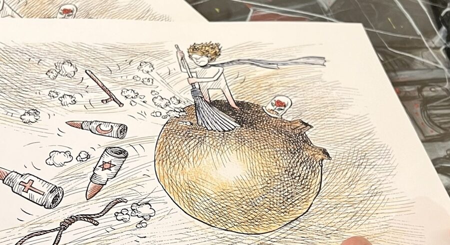 La main de Kianoush signant son dessin représentant le Petit Prince balayant la terre de toutes les bombes