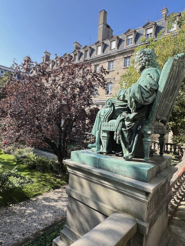 Statue de Charles Rollin surplombant la cour d'honneur du lycée Jacques-Decour