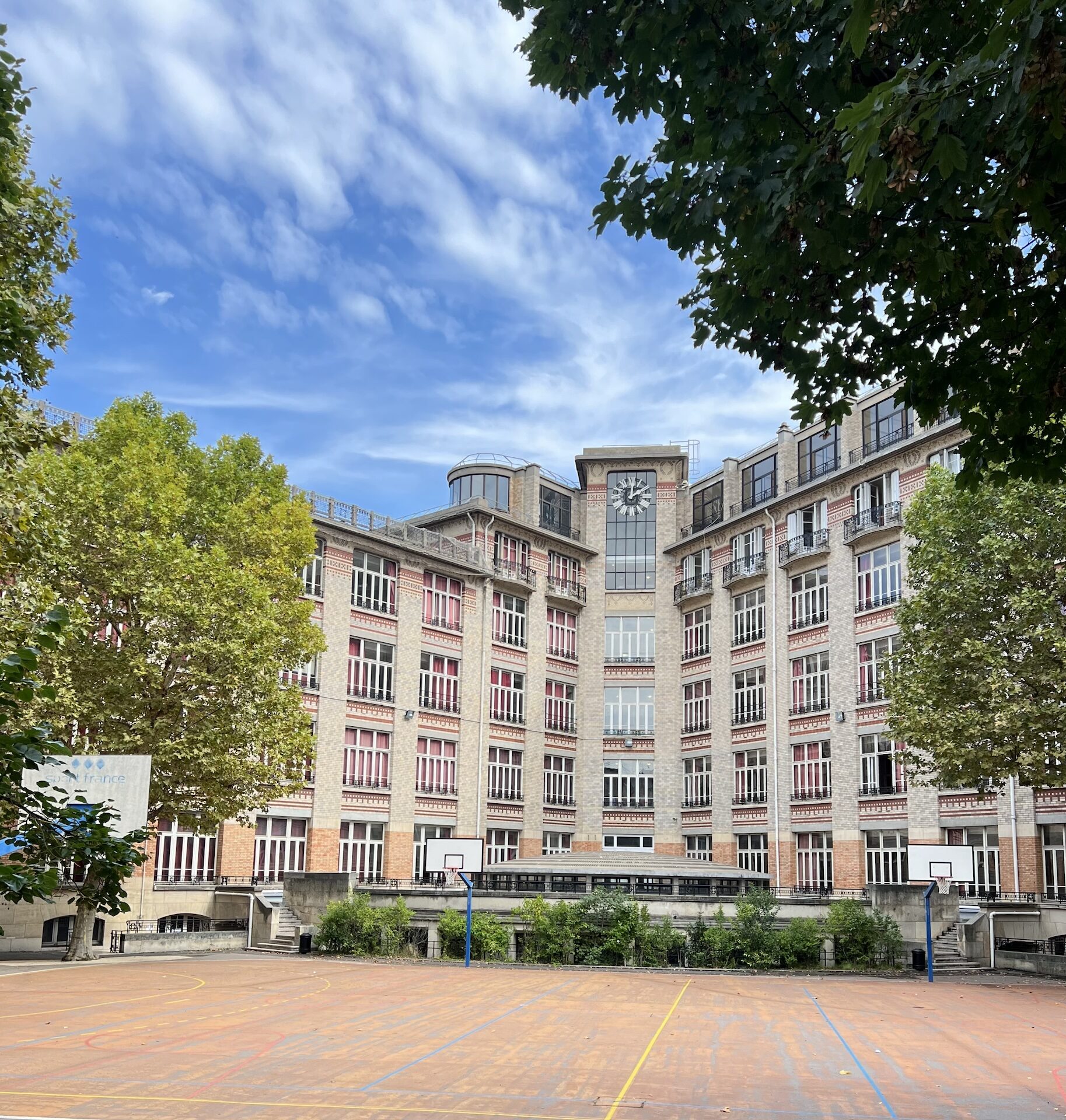 Cour du Lycée Jules Ferry entourée de bâtiments Art nouveau