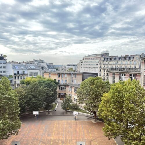 Vue depuis le 5ème étage sur la cour et les bâtiments