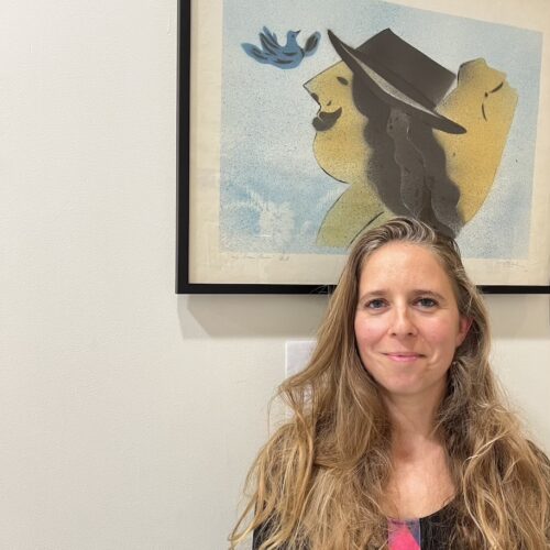 Rachel Teboul, devant un autopotrait de son père le peintre Edgar Stoëbel