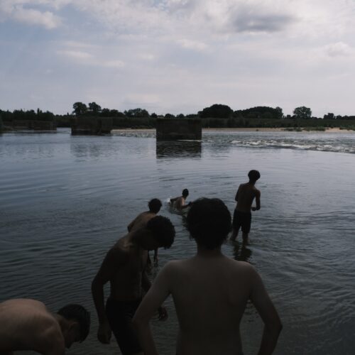 photo.© Cyril Catalan montrant des jeunes allant se baigner dans un lac