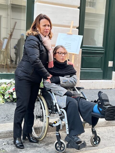 Angela Grignano en chaise roulante posant avec la maire du 9e, Delphine Bürkli.