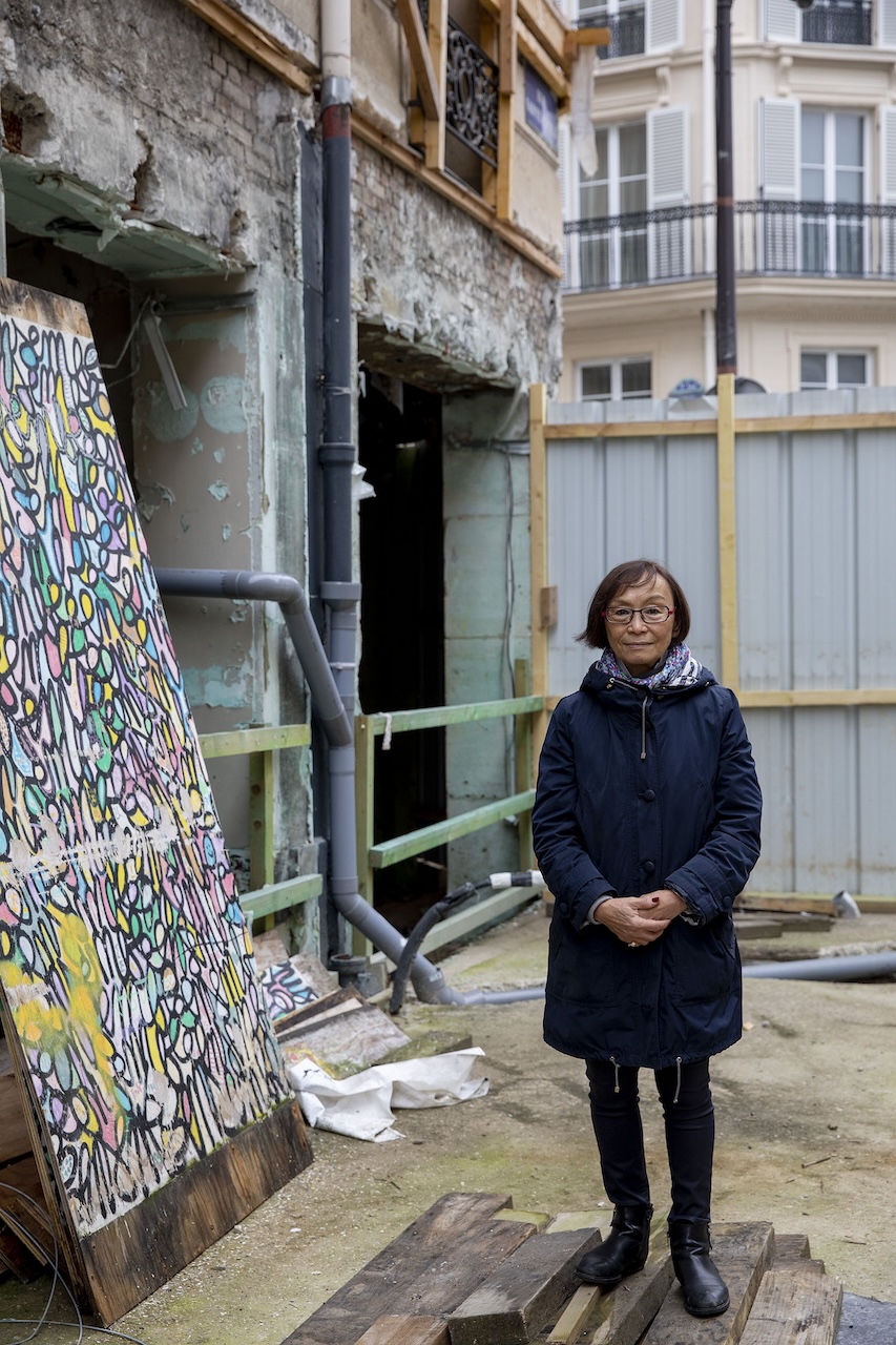 Dominique dans la cour de son immeuble dévastée par l'explosion