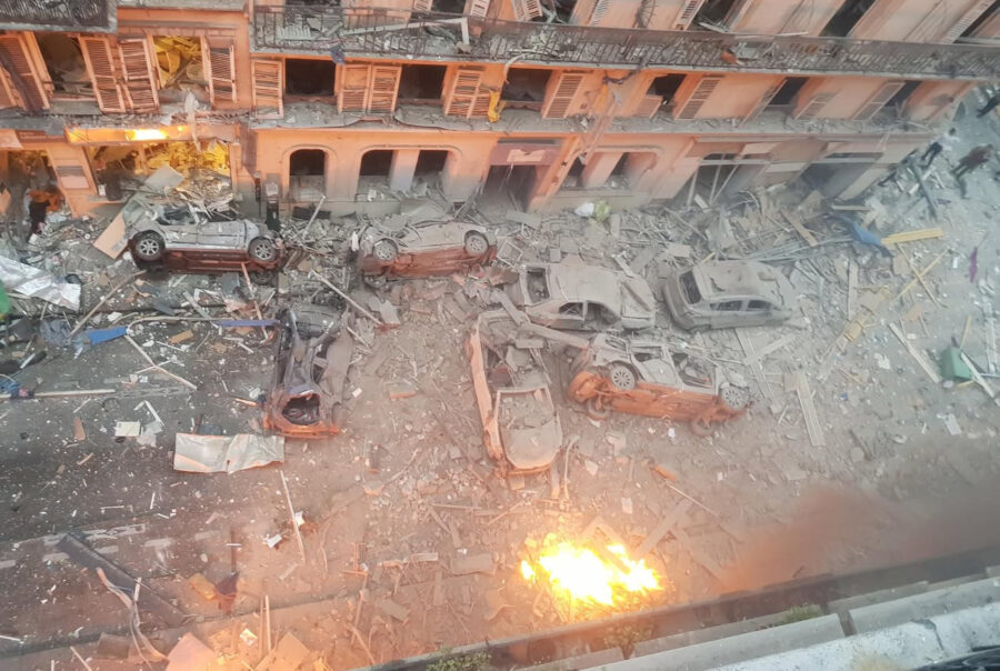 Photo prise du balcon du 5ème étage su rla rue de Trévise après l'explosion, avec des voitures calcinées, l'hôtel en face n'a plus ni porte ni fenêtres.