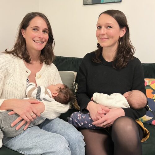 Charlotte et Manon, assises, portant leur bébé dans les bras