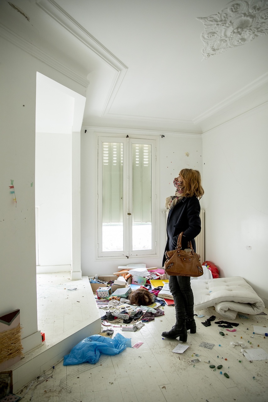 Vanessa lors d'une visite dans son appartement saccagé par l'explosion