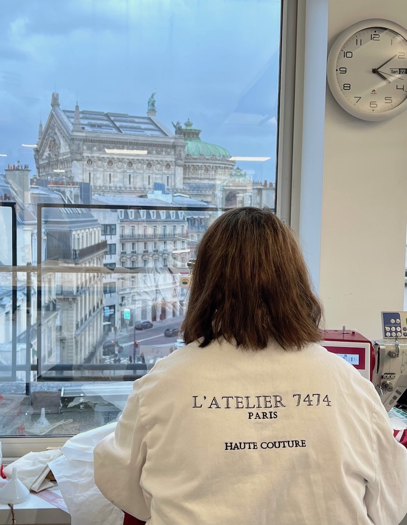 Couturière vue de dos portant une blouse floquée L'Atelier 7474