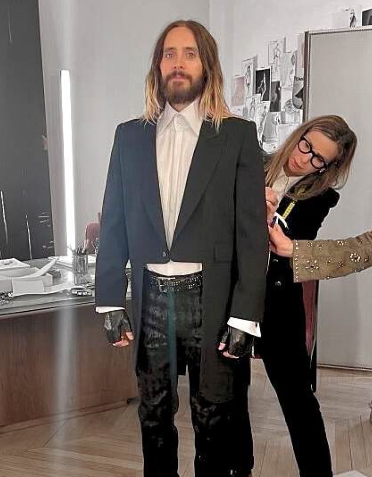 Jared Leto essayant un costume avec l'aide d'Audrey Geschwind