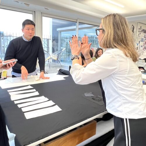 Patrons sur la table de coupe, Audrey donne des conseils au modéliste