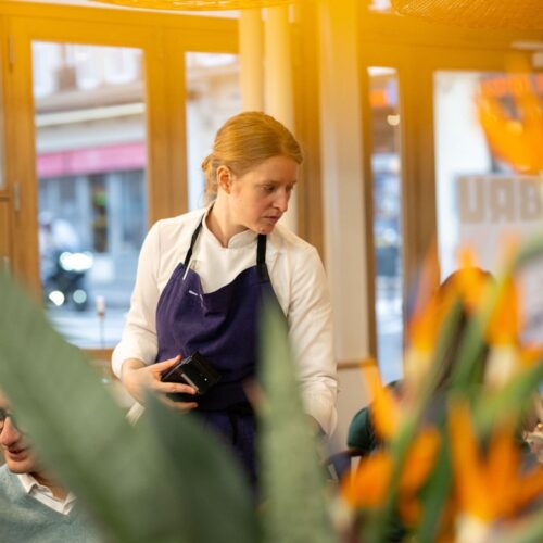 Julia de Laguarigue dans son restaurant