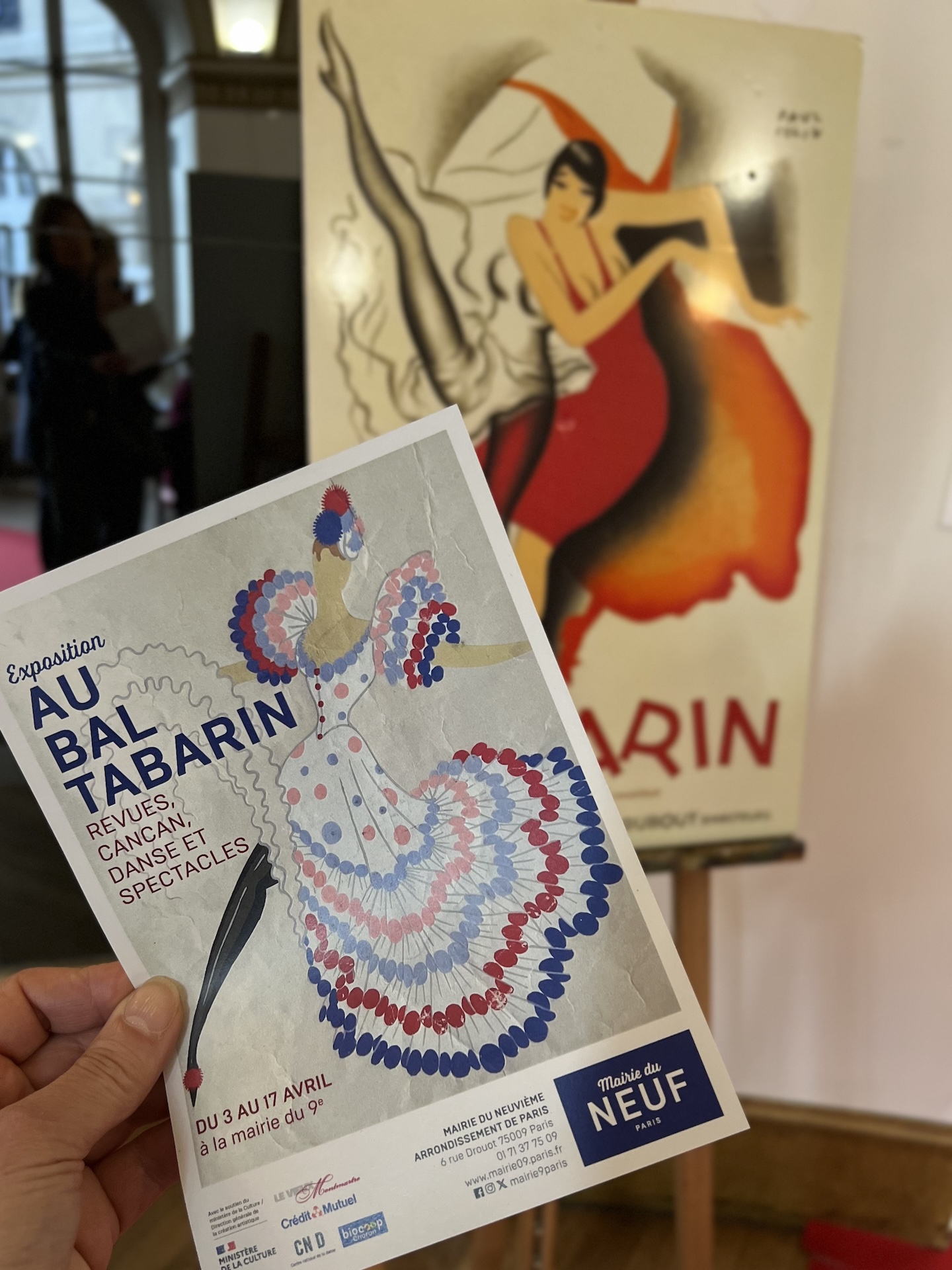 Affiche de l'exposition Au bal Tabarin, représentant un costume de french cancan par l'artiste Erté