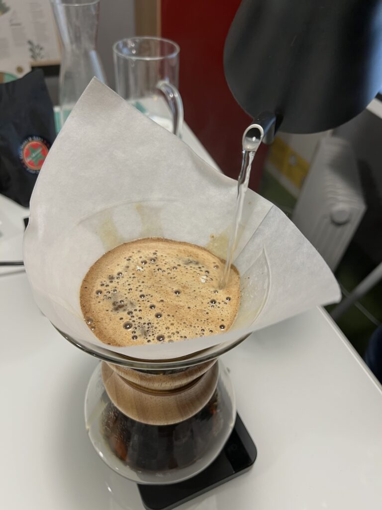 Infusion du café avec une cafetière Chemex