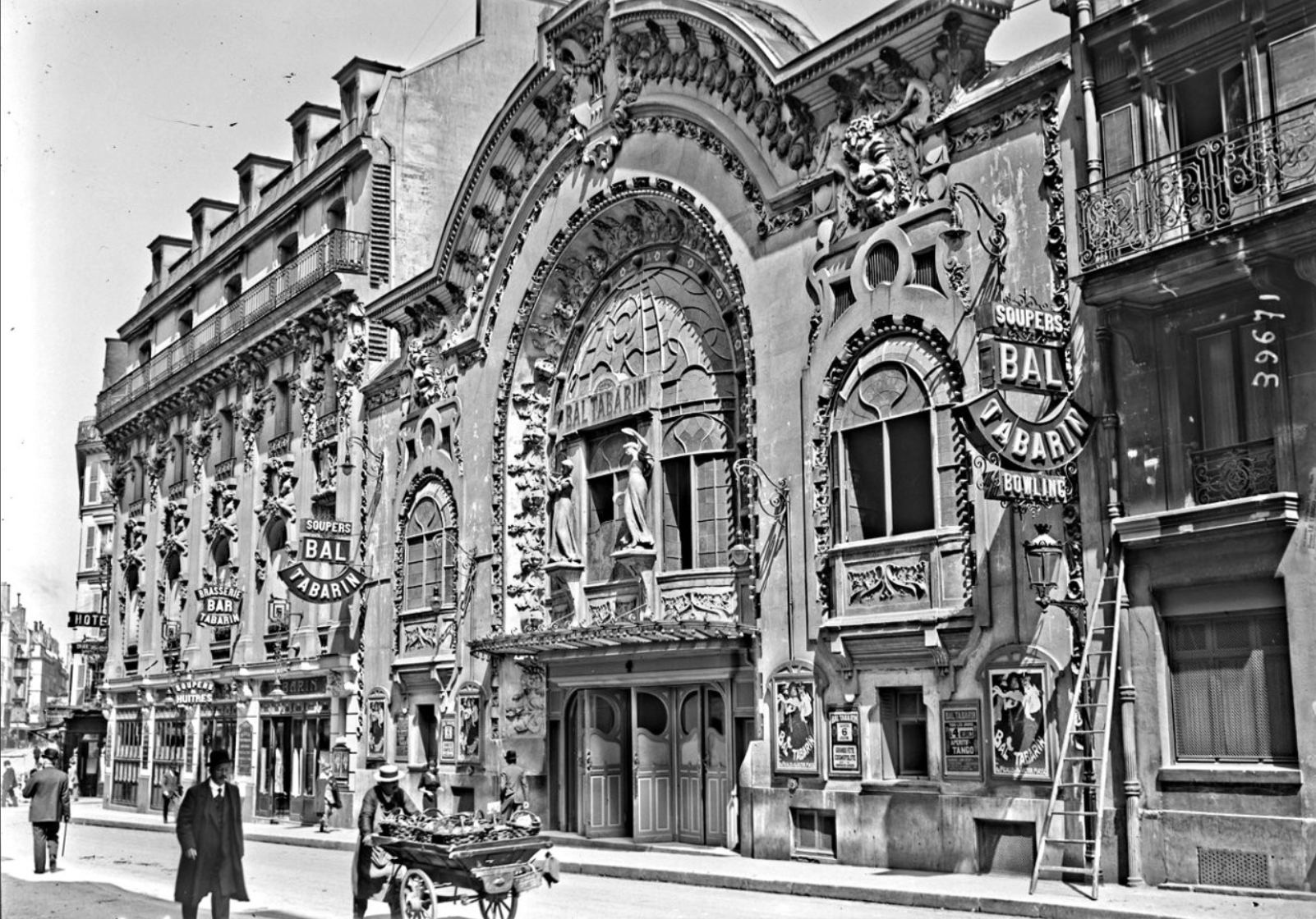 La façade ornée du Bal Tabarin, première période