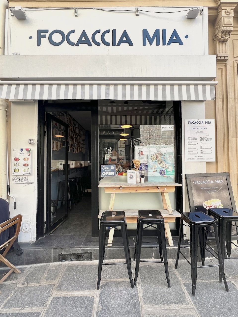 Extérieur de Focaccia Mia avec quelques tabourets