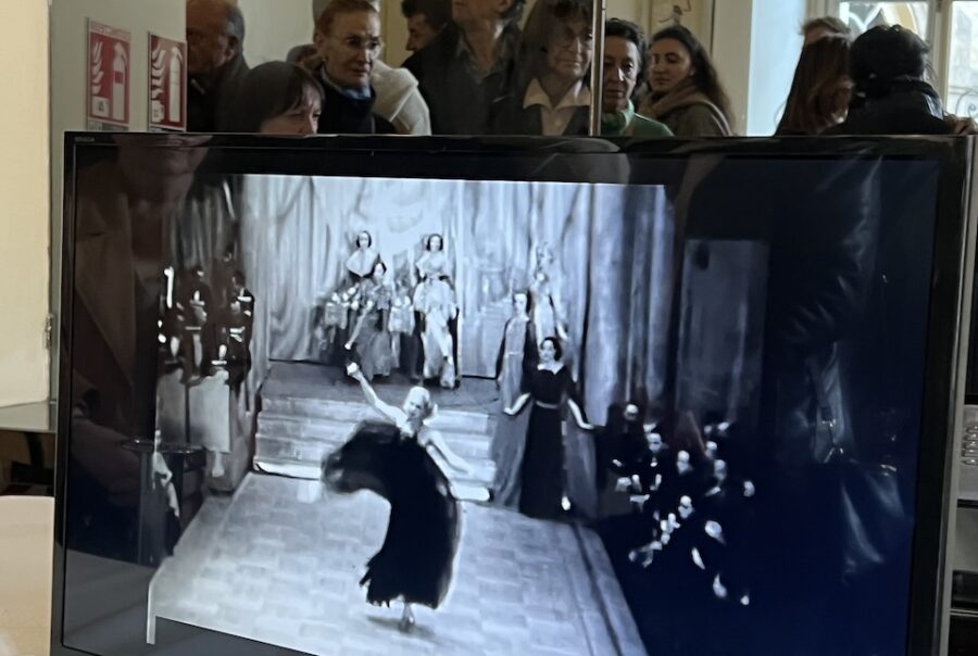Extrait de revues du Bal Tabarin diffusé sur un écran