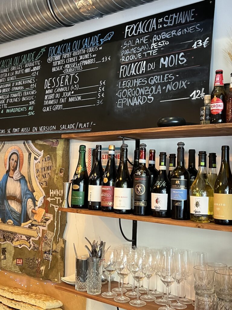 L'intérieur avec les différentes versions de focaccia présentées sur un tableau