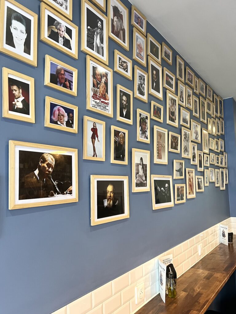 Sur le mur, des personnages italiens, vedettes, acteurs, sportifs