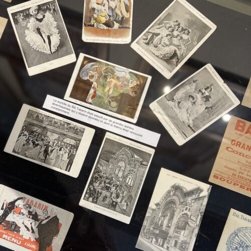 Cartes postales et photos du Bal Tabarin sous vitrine.