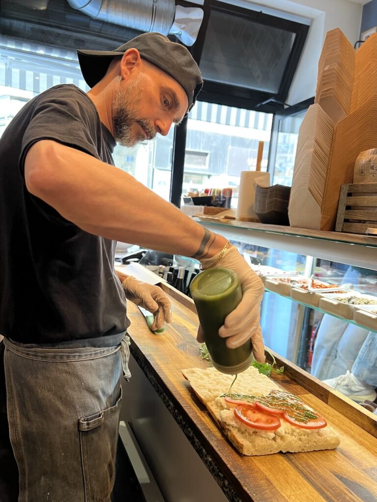 Paulo en train de garnir une foccacia