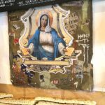 Un dessin de la Madonne avec des mini focaccia dans les mains