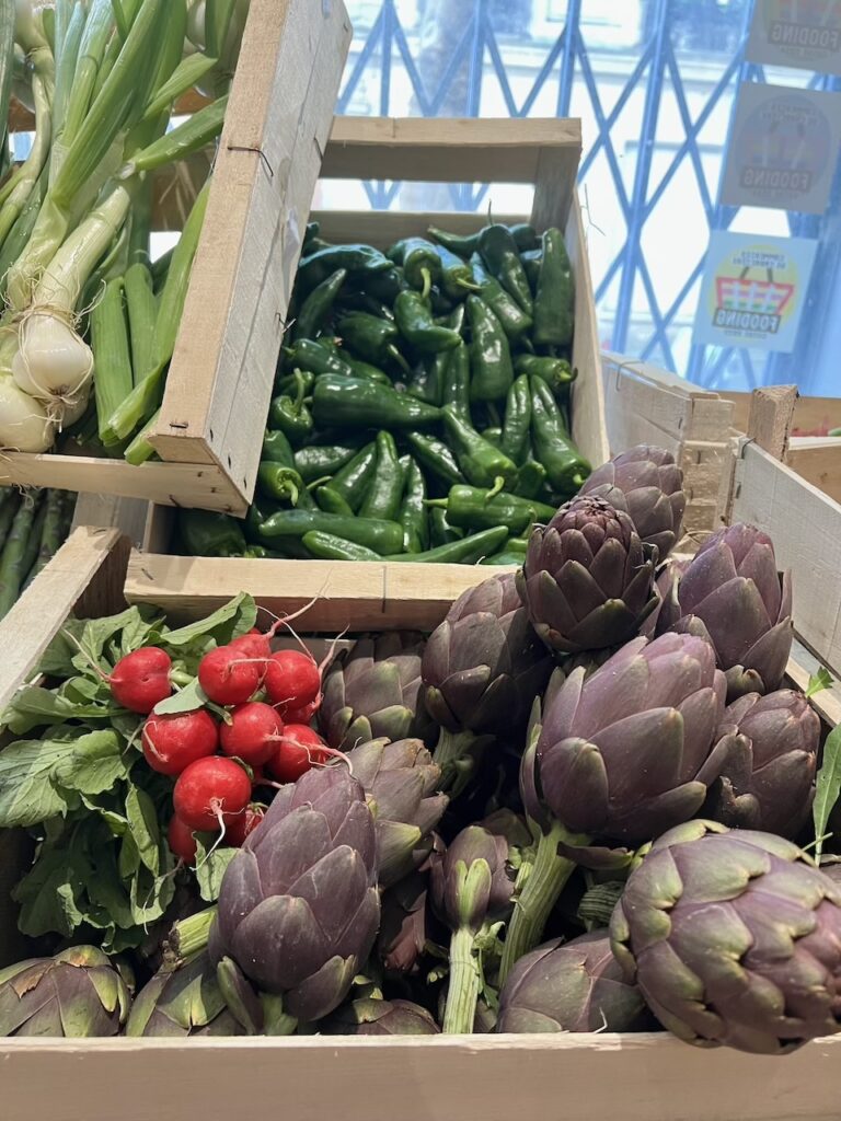artichauts, bottes de radis et oignons nouveaux