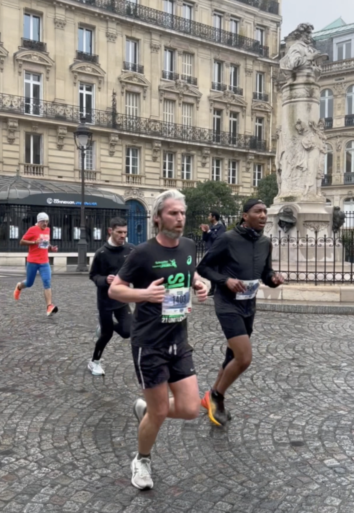 Des coureurs traversent la place Saint-Georges
