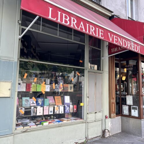 Devanture de la librairie avec un auvent rouge
