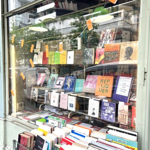 La vitrine de la librairie avec une vitre cassée.