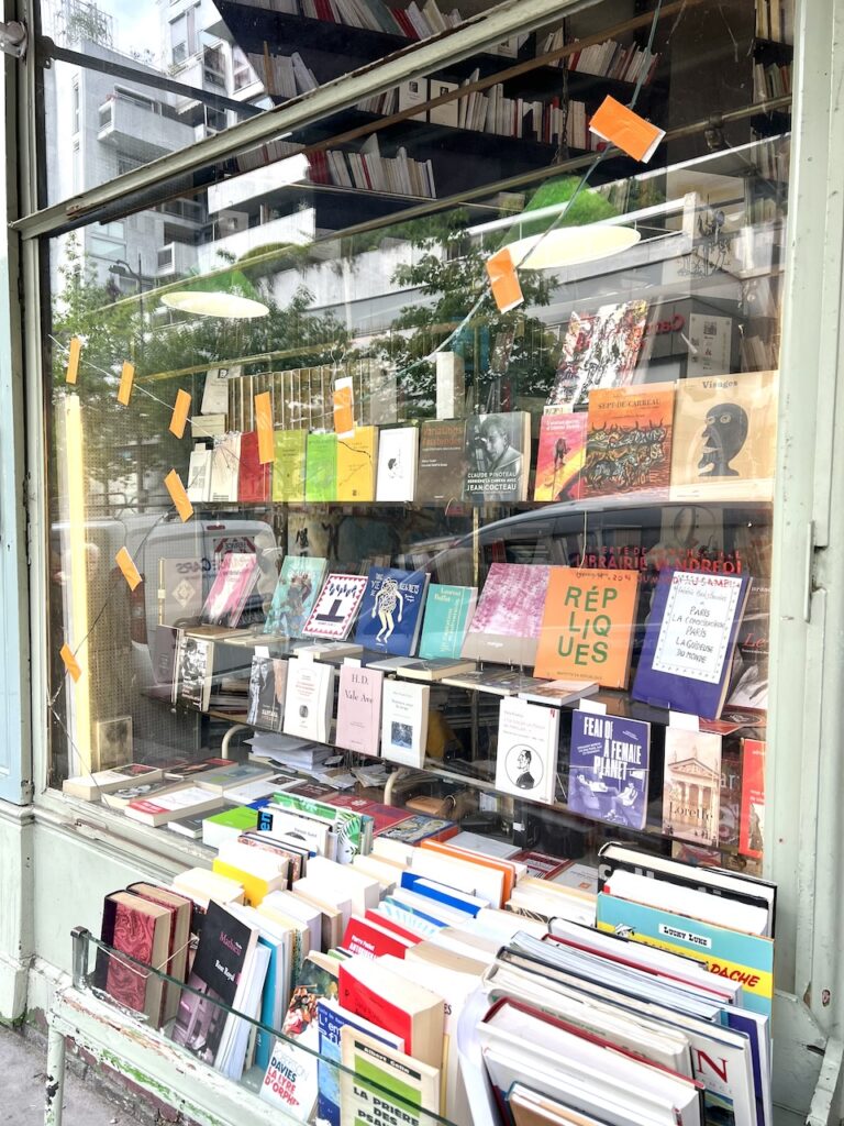 La vitrine de la librairie avec une vitre cassée.