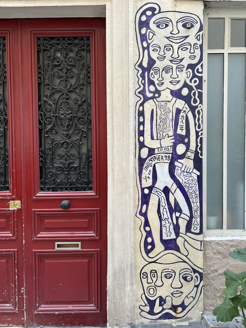 Détail fresque murale avec signature datée de 1998.