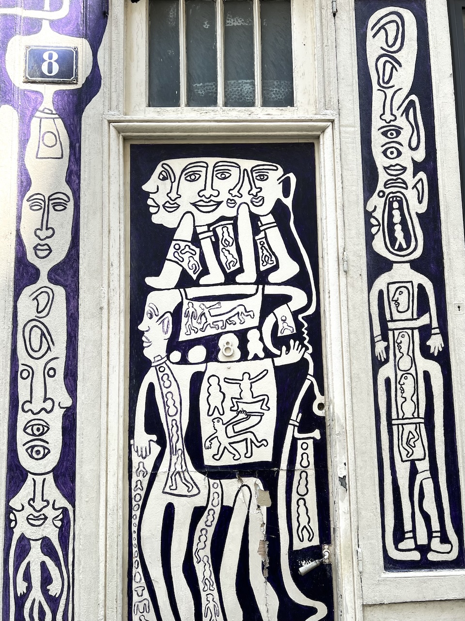 Détail de la fresque entourant le numéro 8 de l'immeuble