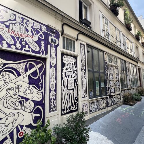 Fresque murale dessinée par l'artiste Yvon Taillandier sur la façade de son atelier