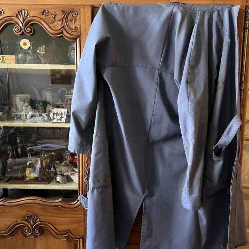 La dernière blouse de quincailler de Claude Aboukaya, précieusement conservée.