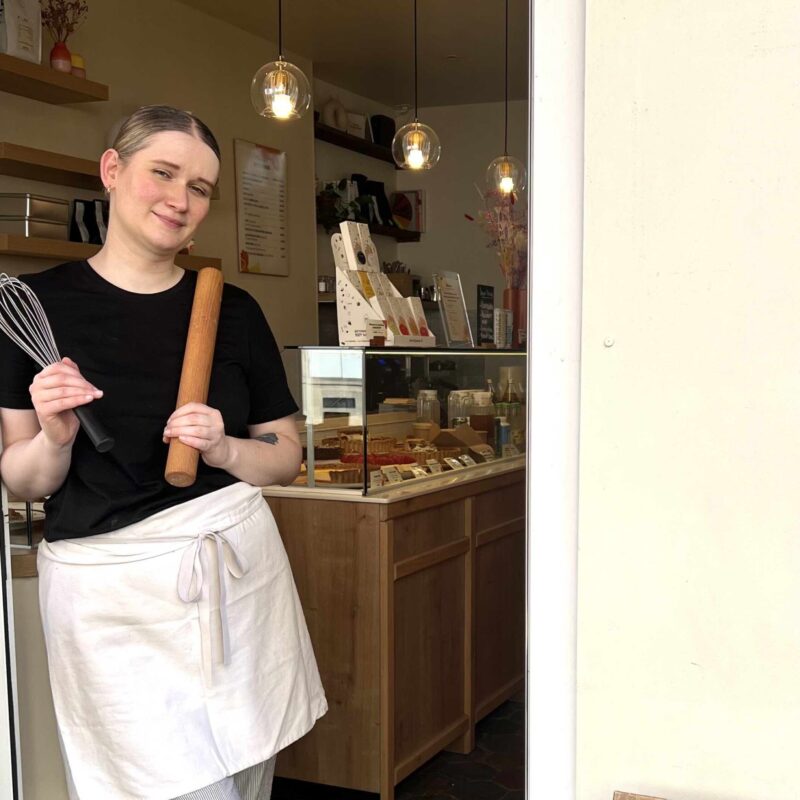 Céline Lecœur devant sa pâtisserie.