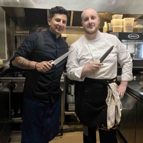 Le Chef Alexis Delassaux et son cuisinier dans la cuisine de son restaurant Luz Verde.