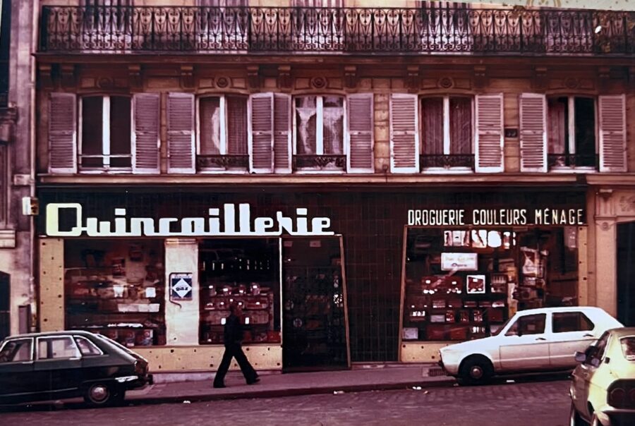Devanture de la quincaillerie à l'ancienne dans la rue des Martyrs