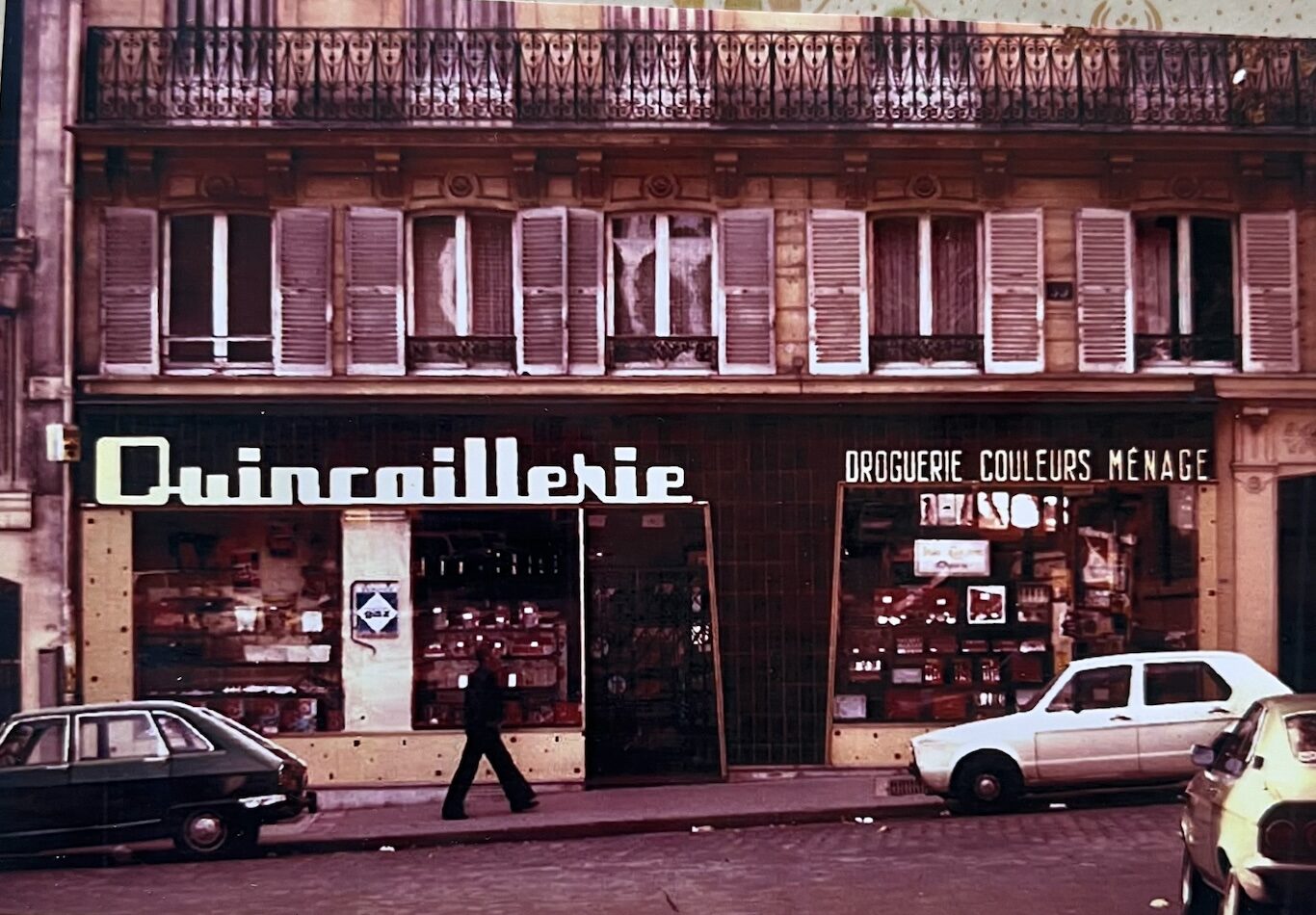 Devanture de la quincaillerie à l'ancienne dans la rue des Martyrs