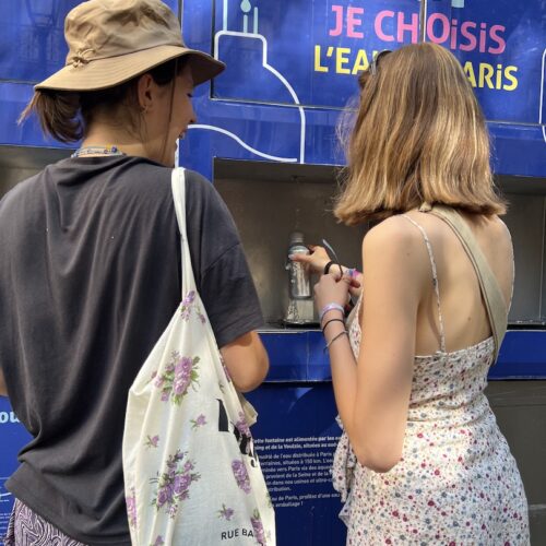 Fontaine eau de Paris distribuant eau plate et eau gazeuse.