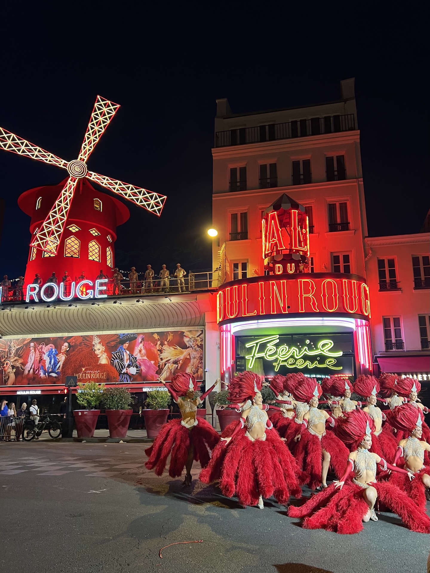 Le Moulin Rouge avec sur la place Blanche les danseuses du cabaret